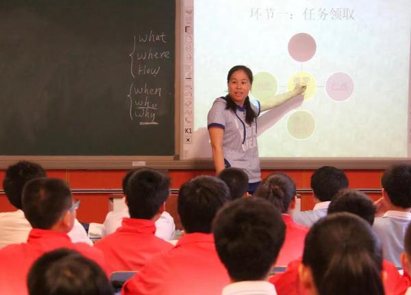 郑州市优质课一等奖获得者李金鹏老师正在给同学们授课